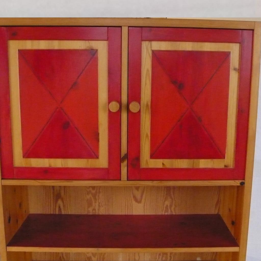 Älterer Küchenschrank / Esszimmerschrank /
Büroschrank etc in Kiefer Natur mit schönen
Rot-Lasur-Akzenten im Landhausstil Stil,
von Domino Mobler Dänemark.
(Kein IKEA Möbel!) Die seitliche
Holz-Verzahung ist sehr dekorativ.
Der Schrank besteht aus Ober- und Unterteil.
Die Tür-Scharniere sind wie bei alten
Schränken von um 1900 - 1940 mit
einem Metallzapfenband oben und unten,
also quasi unsichtbar.

Maße sind:
B 89 x T 43 x H 180 cm.
Oberteil: B 89 x T 31 x H 107 cm
UInterteil: B 89 x T 43 x H 73 cm
Zwischenhöhen über Ablage:
Unten 26, oben 23,5 cm

Zustand:
Der Schrank ist gebraucht und hat ein
paar minimale Abnutzungsspuren,
ist aber im Generellen noch in gutem
bis fast sehr gutem Zustand.

Abholung in 53489 Sinzig bevorzugt.
Versand ist möglich mit Beilade-Transportservice
für 140 € innerhalb Deutschland.

Persönliche Lieferung möglich im Umkreis
bis 55 km. Für 20 € bis 15 km; für 35 € bis
55 km. Das schließt auch Köln bis Koblenz /
Lahnstein Gegend mit ein.