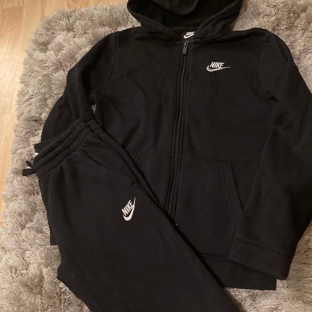 Boys Nike tracksuit large boys 147-158cm in very good condition