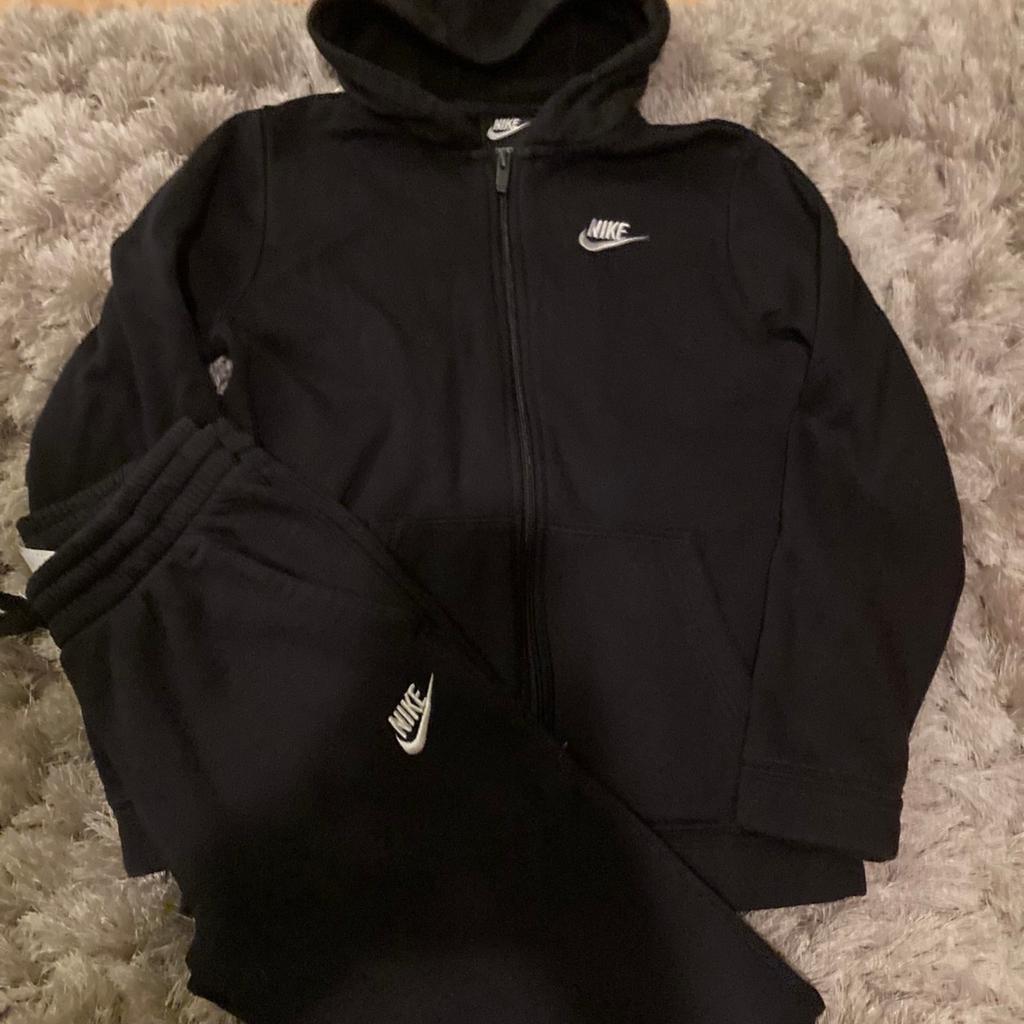 Boys Nike tracksuit large boys 147-158cm in very good condition