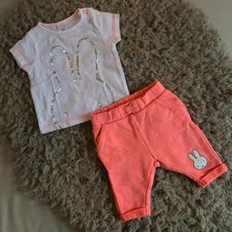 Baby Mädchen Set
Hose und T-Shirt
Größe 56

Newborn / Neugeborene