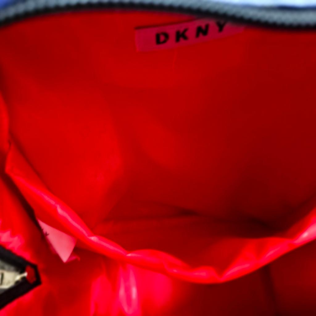 DKNY Rucksack mit Laptopfach - Stilvoll und Praktisch!

Biete diesen hochwertigen DKNY Rucksack mit Laptopfach zum Verkauf an. Der Neupreis beträgt 250€, und er befindet sich in einem sehr guten Zustand, da er kaum getragen wurde.

Besonderheiten:
- Praktisches Laptopfach für den modernen Lifestyle
- Stilvoll und geräumig, ideal für unterwegs
- Hochwertige Verarbeitung und strapazierfähiges Material

Dieser DKNY Rucksack kombiniert Stil und Funktionalität, um deine Bedürfnisse im modernen Alltag zu erfüllen. Hol ihn dir jetzt und mach dich bereit für einen stilvollen Auftritt!