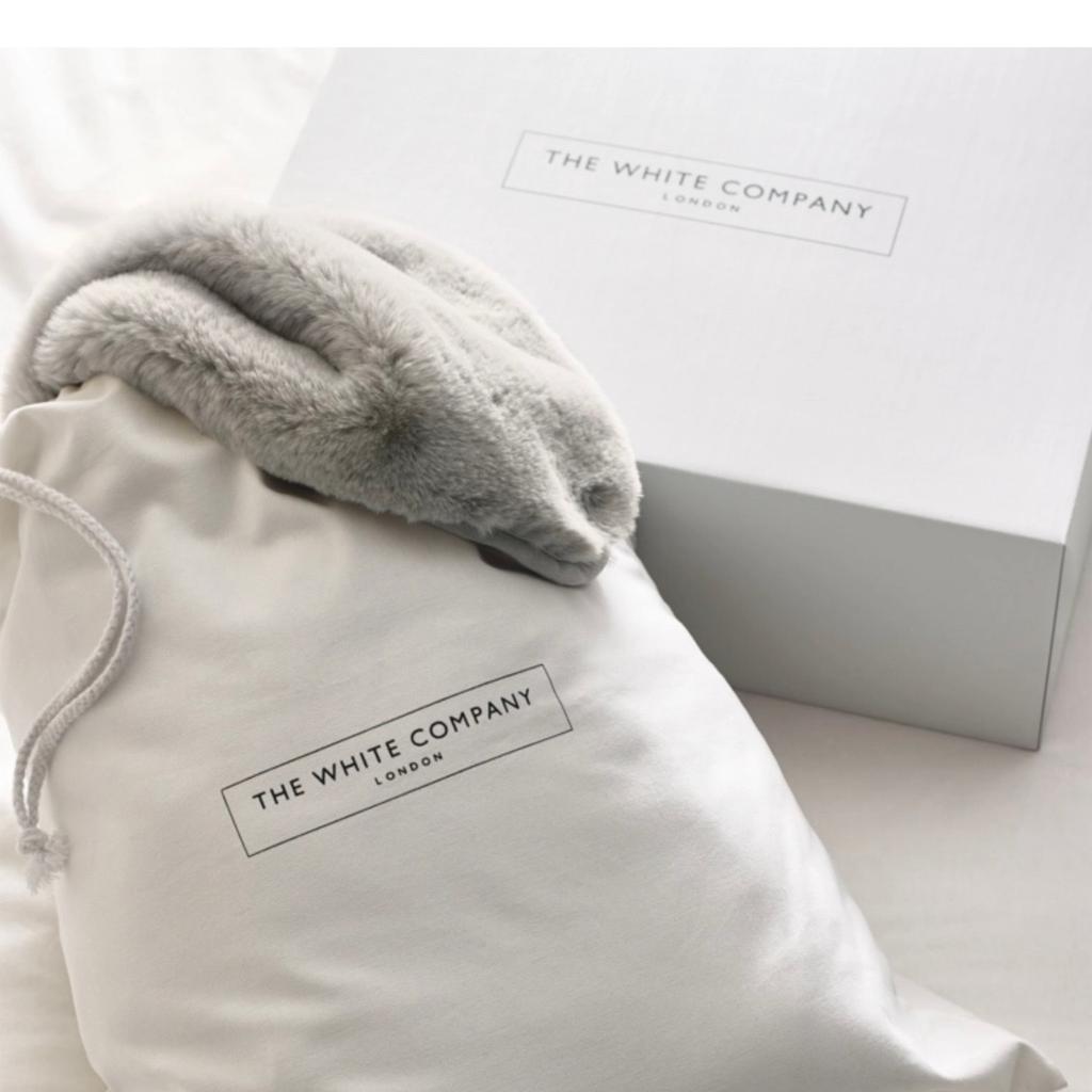 £150 from
THE WHITE COMPANY
LONDON
What We Love
• Cosy layering option
• Made from recycled fibres with a super-soft feel
• Faux-suede reverse offers additional softness
• Comes in a gift box for a wonderful present
Our cosy heated blanket is just the thing for keeping you warm when temperature drops. Made from recycled faux-fur, it feels wonderfully soft and silky smooth to touch. It features a detachable heat control with six temperature settings, making it suitable for a machine-wash once the electric control is removed. Presented in a gift box, it also includes a drawstring bag that's great for storage when the colder months are over.
BRAND NEW- still in packaging, unopened