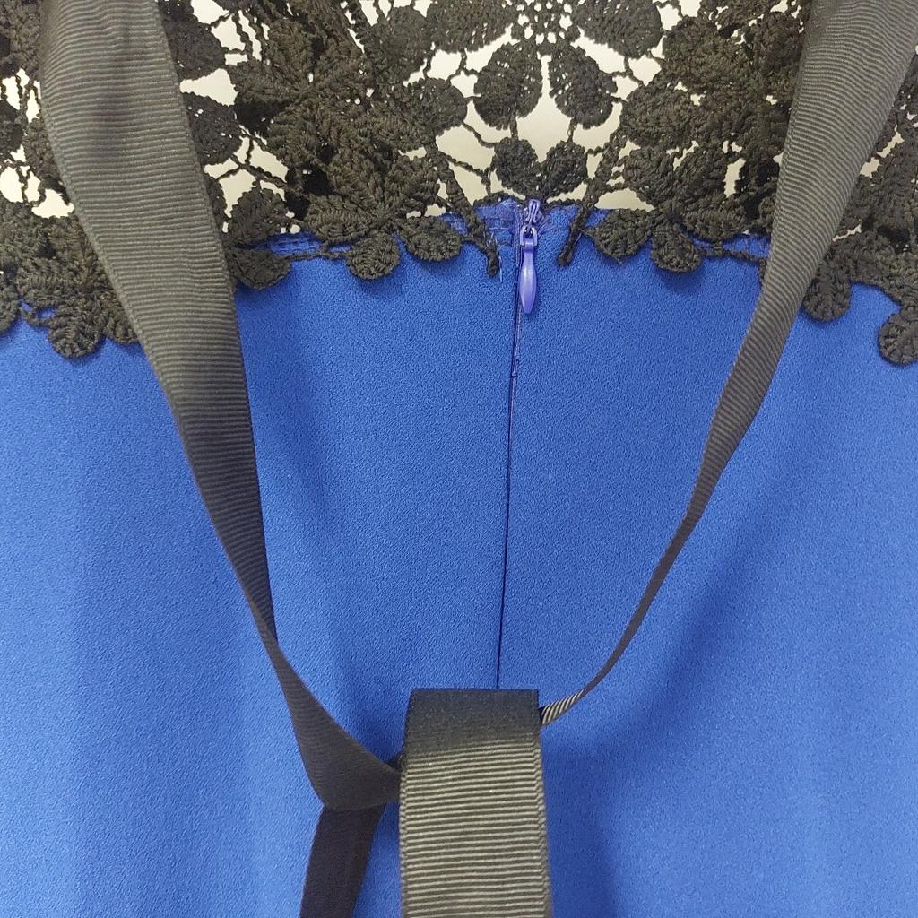 Verkaufe ein schönes, langes Abendkleid in Royalblau mit schwarzer Spitze.
Ein echter Hingucker.
Größe: 38 dehnbar
Made in Italy.
Nur 1 × getragen.
Leider zu klein geworden.
Versand möglich.