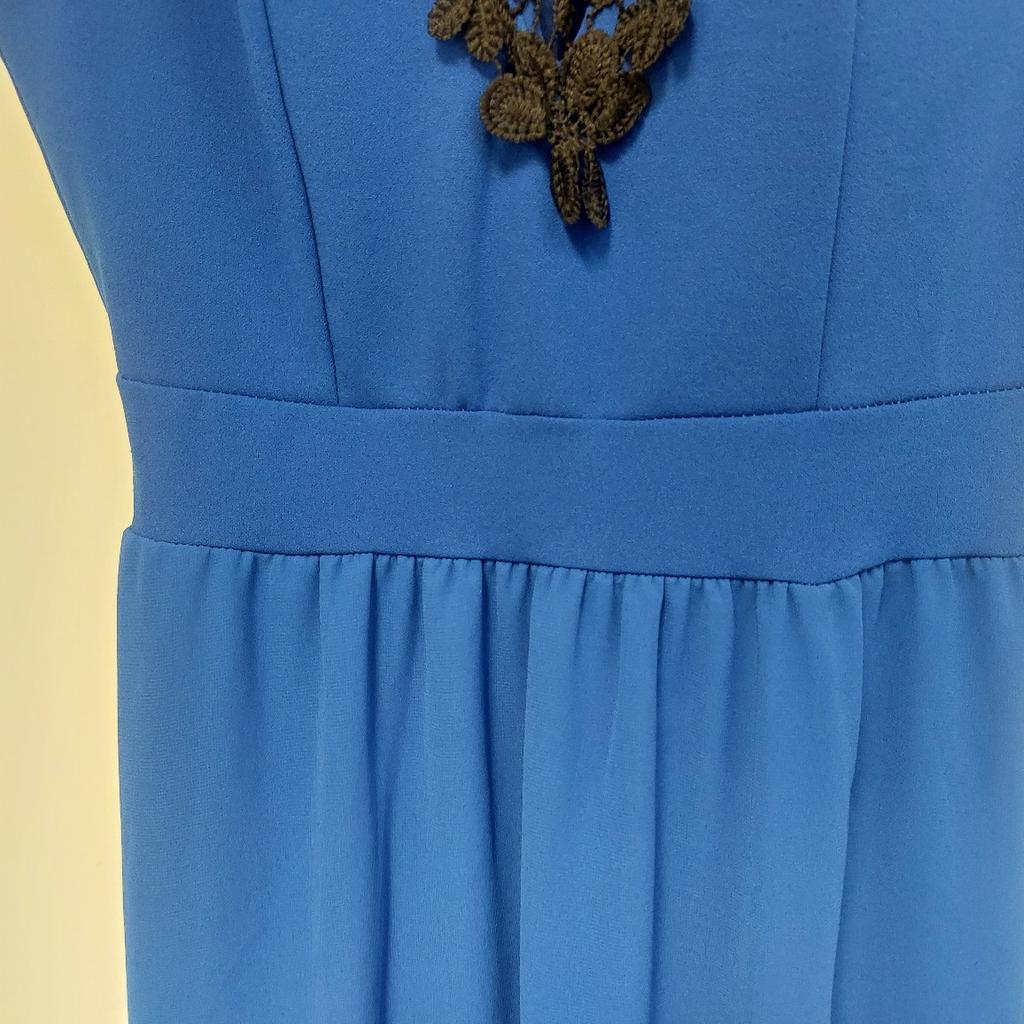 Verkaufe ein schönes, langes Abendkleid in Royalblau mit schwarzer Spitze.
Ein echter Hingucker.
Größe: 38 dehnbar
Made in Italy.
Nur 1 × getragen.
Leider zu klein geworden.
Versand möglich.