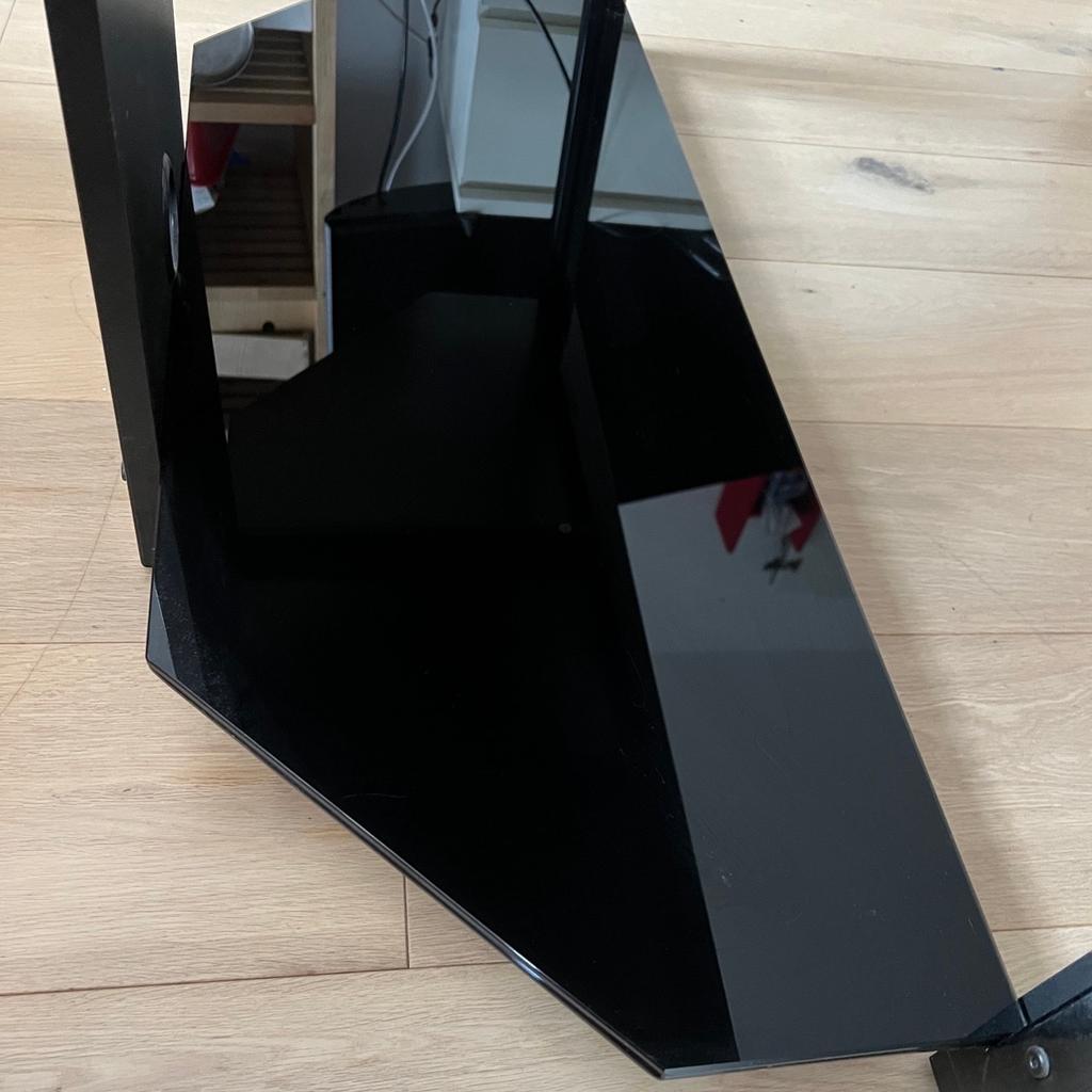 Glass TV stand, very large
105/110 cm length,
40cm wide
49cm high
Very good condition