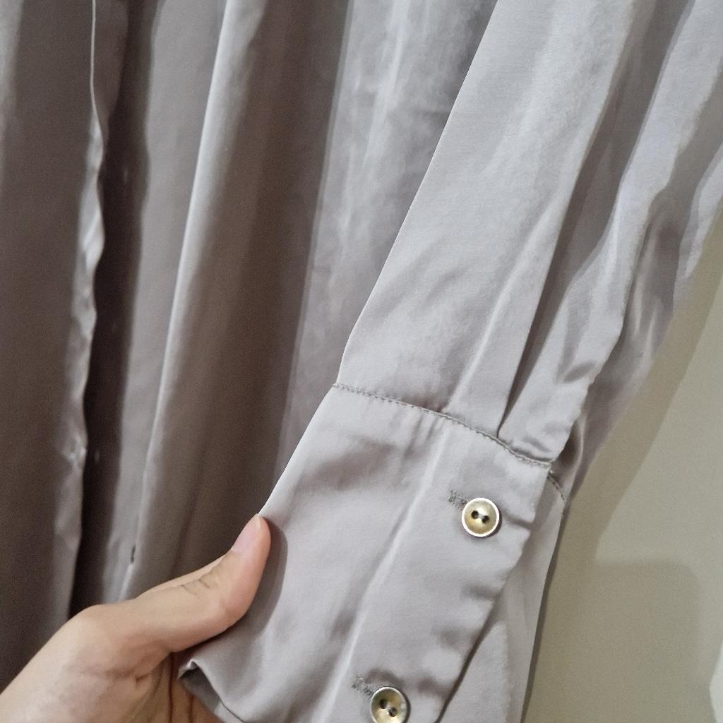 Wunderschöne blusenkleid von zara

Größe XS passt aber auch gut für Größe S

#bluse #kleid #hemd #satin