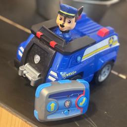 PAW Patrol Chase Figur mit Polizeiauto und Fernbedienung.

Der Polizeiwagen von Chase umfasst eine benutzerfreundliche Zwei-Wege- Fernsteuerung, die wie Ryders PAW-Pad aussieht!