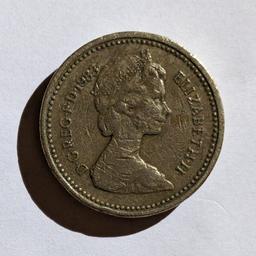 Ich habe hier eine alte Münze an Sammler zu verkaufen.
1983 UK Queen Royal Arms One Pound Coin
Error "DECUS ET TUTAMEN" upside down

VHB