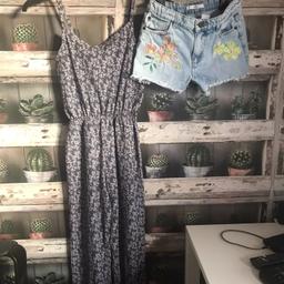 THIS IS FOR A SMALL BUNDLE OF GIRLS CLOTHES 

1 X JUMPSUIT - GREY WITH SMALL PINK FLOWERS FROM PRIMARK - NEVER WORN
1 X M&S DENIM SHORTS WITH FLORAL THEME - WORN FOR A HOLIDAY BUT IN EXCELLENT CONDITION

PLEASE SEE PHOTO