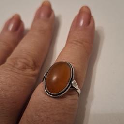 Sehr Schöner Ring aus 925er Silber mit einem schönen Bernstein verziert. Die Ring Größe ist 21.

Wie auf den Bildern zu sehen ist in einem sehr guten Zustand.