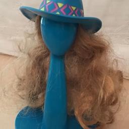 Hier verkaufe ich eine alte Vintage Barbie Magic Change Haare in blond befestigt an einem
Cowgirl Hut, mintgrün mit umlaufendem Muster inkl. Huthalter - siehe Fotos.
Normale altersbedingte Gebrauchsspuren.
