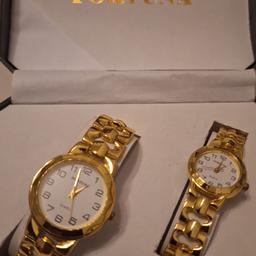 2 Komplett neue, nie benutzte Armband Uhren von Fortuna. Beide in goldfarbenem Design.

Wie auf den Bildern zu sehen ist Neu!!!