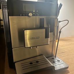Verkauft wird mein ca. 7 Jahre alter Espresso & Kaffevollautomat mit Keramikmahlwerk der Marke Siemens im gebrauchten Zustand. Inklusive Zubehör sowie Reinigungs & Entkalkungstabletten. Wird gereinigt und entkalkt übergeben.
Kleine Mängel:
- Beim auswählen des Kaffeeprogramms überspringt er manchmal die Auswahl
-Kaffeesatz leicht Wassrig, bei Bedarf könnte man noch das Mahlwerk tauschen lassen.

Highlights:
- mahlt und brüht leise
- sechs Benutzerprofile mit Namen speicherbar
- automatische Reinigungsprogramme
- abschaltautomatik

Preis ist noch VB