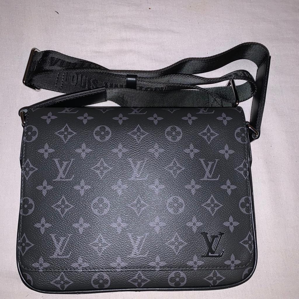 LV District PM Messenger Bag
Pristine conditions, only worn couple times
Free Shipping
DM for inquiries and offers