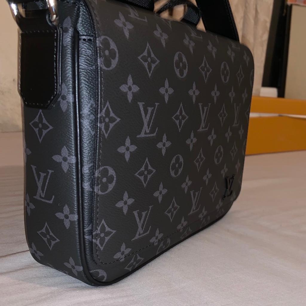 LV District PM Messenger Bag
Pristine conditions, only worn couple times
Free Shipping
DM for inquiries and offers