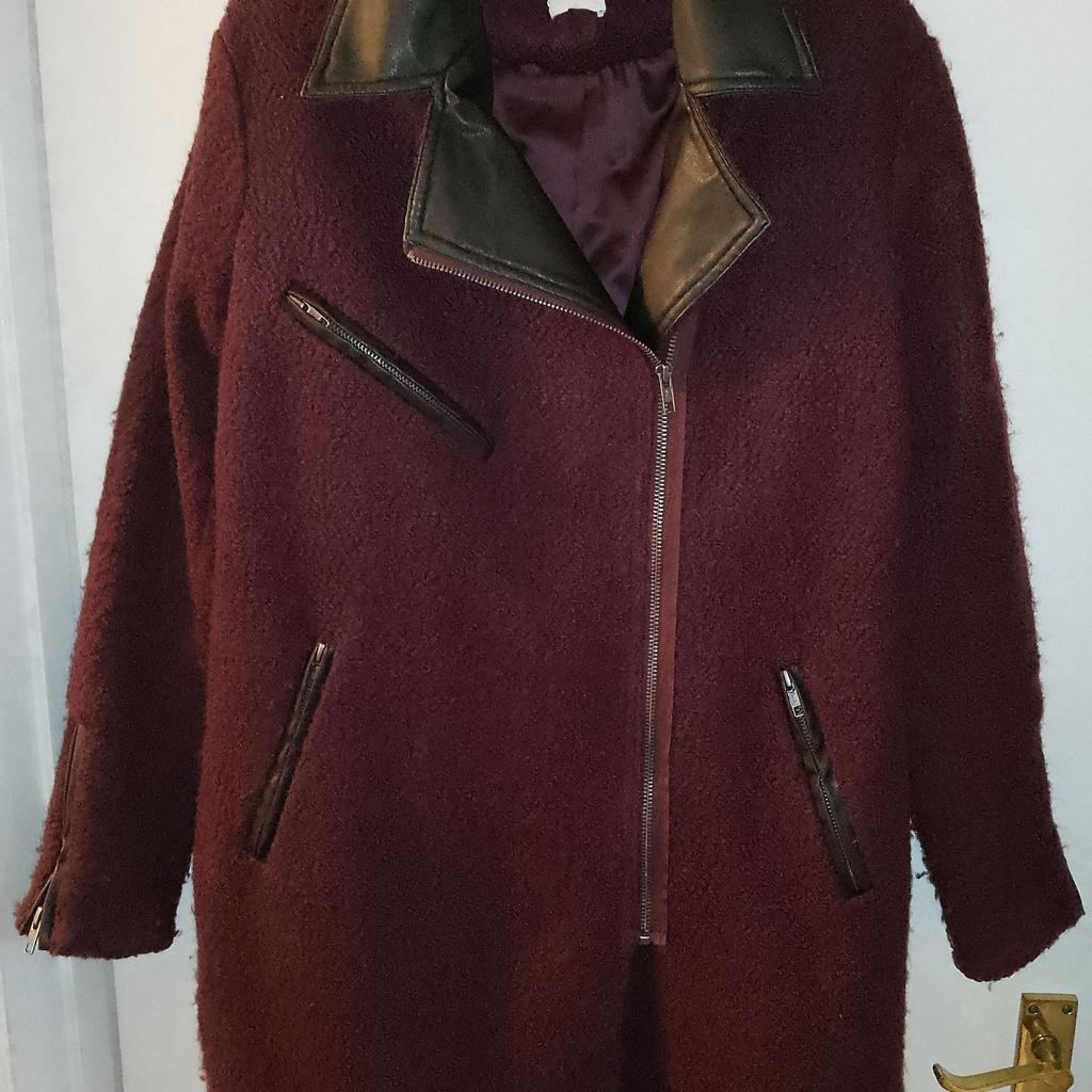 Asos petite boucle burgundy zip coat - size 16
Zip front and 3 front zip pockets.
Black faux leather collar and trim.
53% polyester, 47% wool, lining is 100% polyester.
Good condition.
Collection from Harlington, between Hayes and Heathrow.