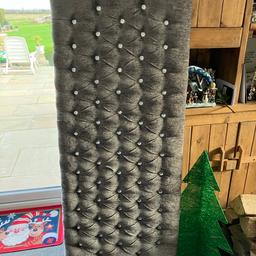 Fabric headboard
Grey with gem design
Good condition just 2 pulls see photo
From pet and smoke free home
Size 5ft x 2ft
Collection from Ulceby north lincs