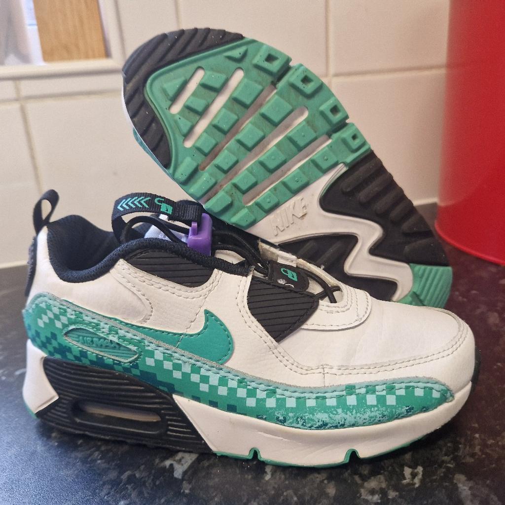 Books nike trainers UK size 1 excellent condition. does have a little scuff mark at the side (shown in pic) but nothing major. these actually have hardly been worn.

▪︎▪︎▪︎ Please take a look at my other items, having a clear out! various items being added, so come have mooch and bag yaself a bargain or two! Happy to combine p&p on multiple items... just dop me a message! ▪︎▪︎▪︎