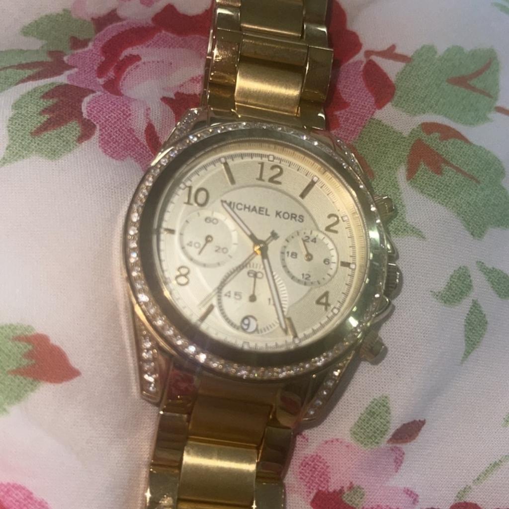 Ungetragene Michael Kors Uhr wie neu. Leider hab ich keine Verpackung mehr davon aber die Uhr ist echt sehr schön aber zu groß für mein Handgelenk.

Keine Garantie oder Rücknahme!