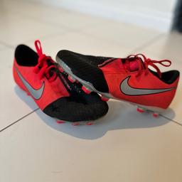 Excellent condition Nike phantom football boots for grass. Size 5