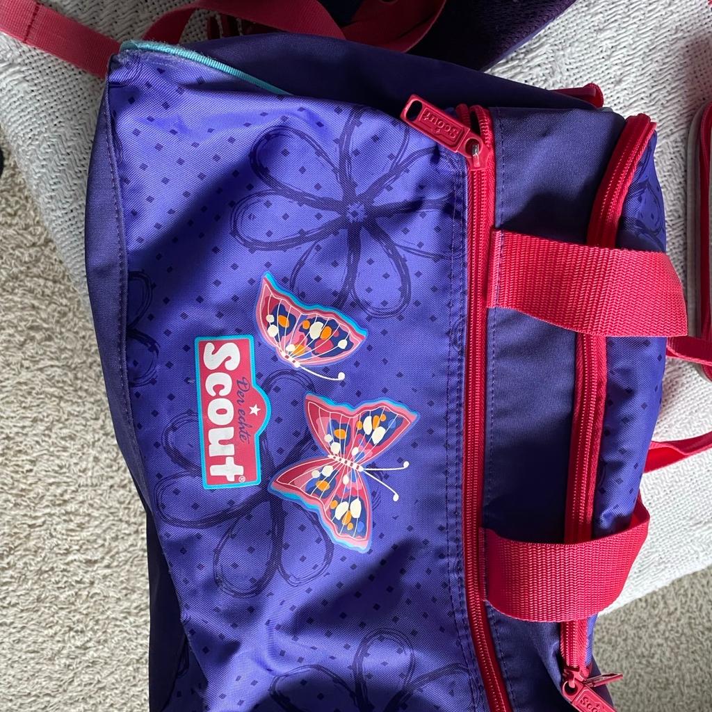 Ich biete einen Schulranzen von Scout zum Kauf an. Dabei ist eine Sporttasche sowie zwei Mäppchen. Alle Teile sind sehr sauber und befinden sich in einem guten gebrauchten Zustand.