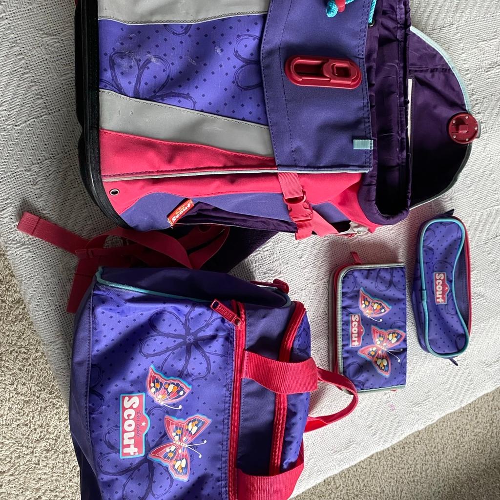 Ich biete einen Schulranzen von Scout zum Kauf an. Dabei ist eine Sporttasche sowie zwei Mäppchen. Alle Teile sind sehr sauber und befinden sich in einem guten gebrauchten Zustand.