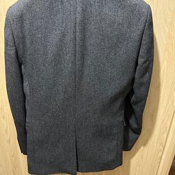 A classy teen boys Charcoal slim fit suit perfect for various occasions.

Includes blazer jacket and trousers.

Material - Tweed
Size - Small. Blazer jacket is 34S and trousers are 28S.

Pockets can be styled in 2 different ways. See pics for an understanding.

Worn once for a few hours, in immaculate condition.