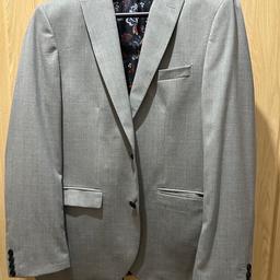 An elegant Men’s Pale Grey Suit - Tailored fit from Next store.

Includes blazer jacket and trousers. Pockets can be styled in 2 different ways as shown in pics.

Fabric - pure wool.
Size - Blazer is 40 Regular, Trousers are 34Short.

Immaculate condition as only worn for a few hours.