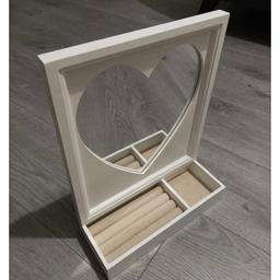 BRAND NEW AND BOXED
WOODEN HEART MIRROR WITH JEWELLERY HOLDER/ORGANISER
CAN BE FREE STANDING OR WALL MOUNTED
HEIGHT 33.5cm
WIDTH 25.5cm
DEPTH 10cm
COLLECTION FROM HECKMONDWIKE
