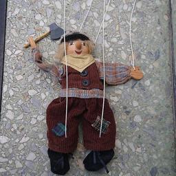 Zum Verkauf steht diese alte Marionette HOLZFÄLLER in einem neuwertigen Zustand. Sie ist 22cm hoch. Tierfreier und Nichtraucher Haushalt. 
Versand ist gegen Aufpreis möglich und Bezahlung gerne per PayPal oder Überweisung