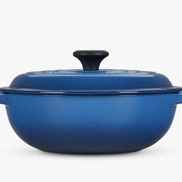 Le creuset cast iron round casserole soup pot 26cm in Marseille blue,
brand new. Ideal for casseroles, soups and other 1 pot recipes. Price is for collection only, postage is extra cost to the buyer. 