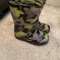 Boys wellies in good condition size 9 in kids colours :green black and grey