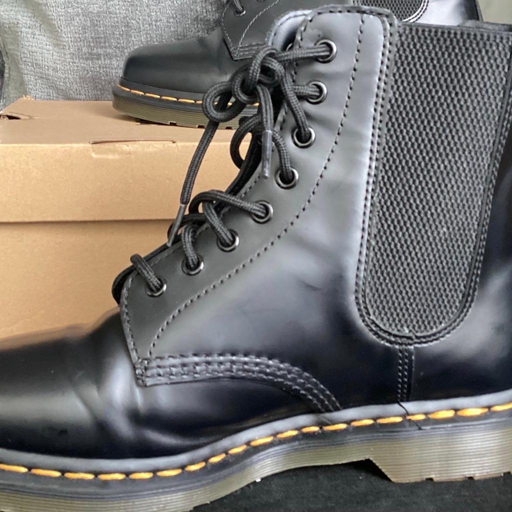 Women’s, Doc Martens 1460 harper smooth size 8 in good condition. A few scratches and creases but worn a handful of times