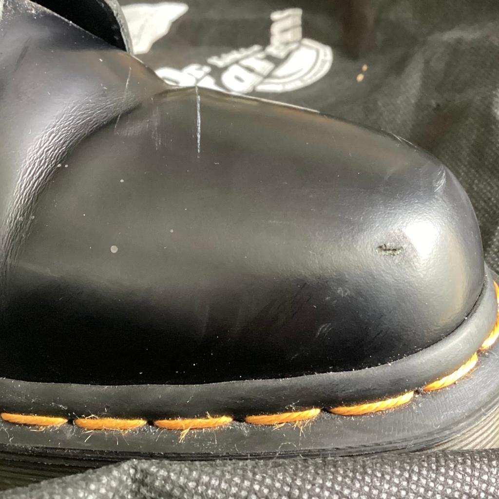 Women’s, Doc Martens 1460 harper smooth size 8 in good condition. A few scratches and creases but worn a handful of times
