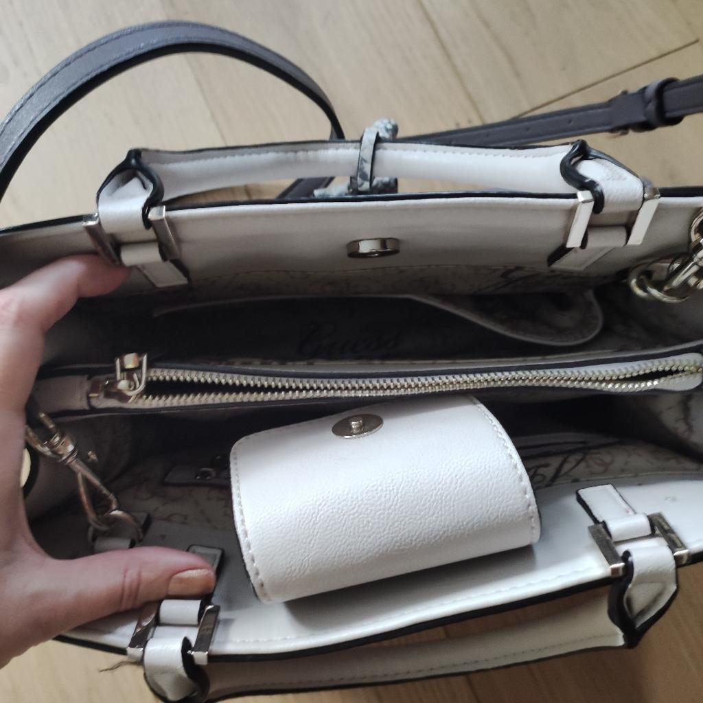 Ich verkaufe diese neuwertige Handtasche mit Schulterriemen.