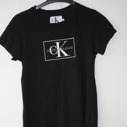 Hallo
Ich biete euch hier dieses kaum getragene Calvin Klein Shirt in der Größe M  an. Es handelt sich um ein Damen T-Shirt in schwarz. Es kann als neuwertig angesehen werden.
