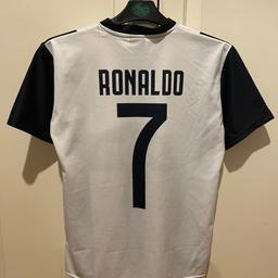 Ronaldo Juventus t-shirt 
Age 12 
Good condition
