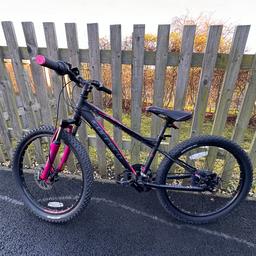 Fantastic condition, loads of tyre tread, barely used. Recently serviced all gears and brakes in perfect condition. Carrera Luna Childs Mountain Bike 24 Wheel Alloy Frame Kids Bike 14inch Wheels
Selling due to being out grown. costs over £300 today new