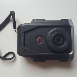 Canon PowerShot V10 Erweitertes Vlogging-Kit

Mit der PowerShot V10, der All-in-One 4K-Vlogging-Kamera von Canon, kannst du diskret aufnehmen und deine Online-Inhalte von der Masse abheben. Du erhältst alles, was du zum Vloggen brauchst – ein klappbares Display, große⁹ Stereo-Mikrofone und einen Standfuß, damit du innerhalb von Sekunden aufnahmebereit bist. Dennoch ist die Kamera leicht und kompakt genug, um in deine Hosentasche oder eine kleine Tasche zu passen. Beeindrucke deine Abonnenten mit verwacklungsfreien Aufnahmen, die auch bei viel oder wenig Licht großartig aussehen. Mit dem leistungsstarken Mikrofon und einem Windfilter fängst du die Atmosphäre und jedes Wort klar und deutlich ein. Interagiere in Livestreams auf YouTube und Facebook mit deinem Publikum über die Canon Camera Connect App auf deinem Smartphone. Du kannst auch Aufnahmen über WLAN machen oder die Kamera als Webcam nutzen, für noch mehr Vielseitigkeit.