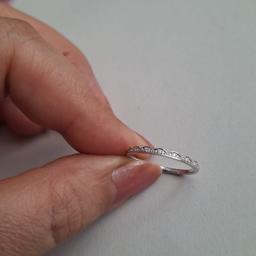 Komplett Neuer Ring aus Echtem 585er Weißgold mit 0,45K echten Brillanten dran. Die Größe des Ringes ist 19.

Wie auf den Bildern zu sehen ist neu nie getragen!!!
