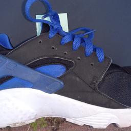Nike huarache size 6 blue and black. Mens shoe and no box
Sole of the shoe is a bit worn out and the front of shoe is creased