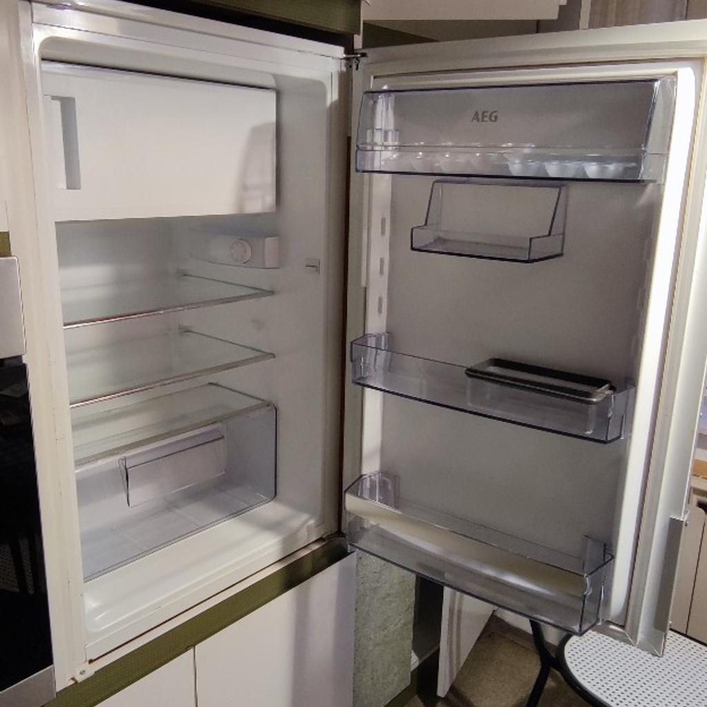 Verkaufe AEG Einbaukühlschrank mittlerer Größe mit Gefrierfach, guter Zustand.