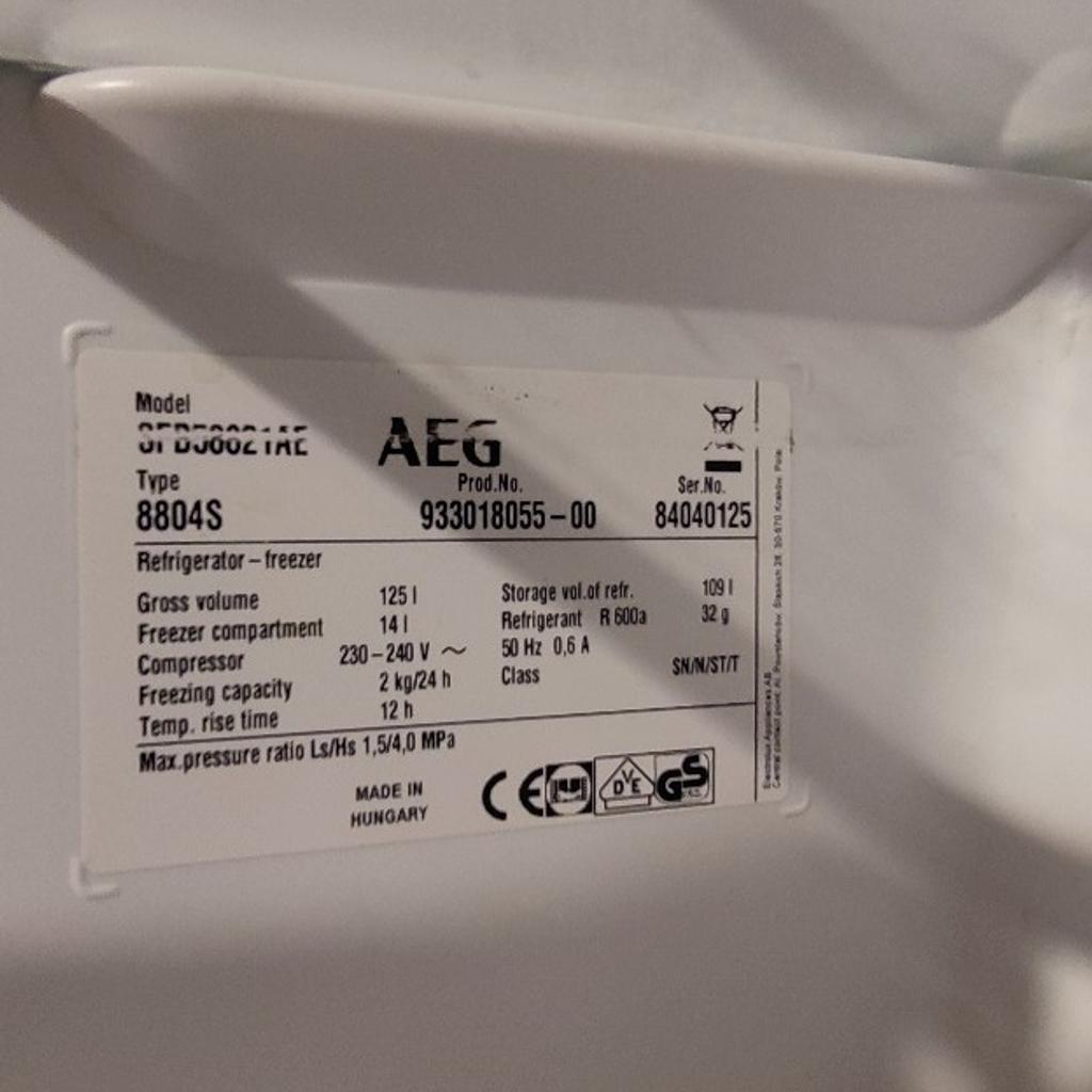Verkaufe AEG Einbaukühlschrank mittlerer Größe mit Gefrierfach, guter Zustand.