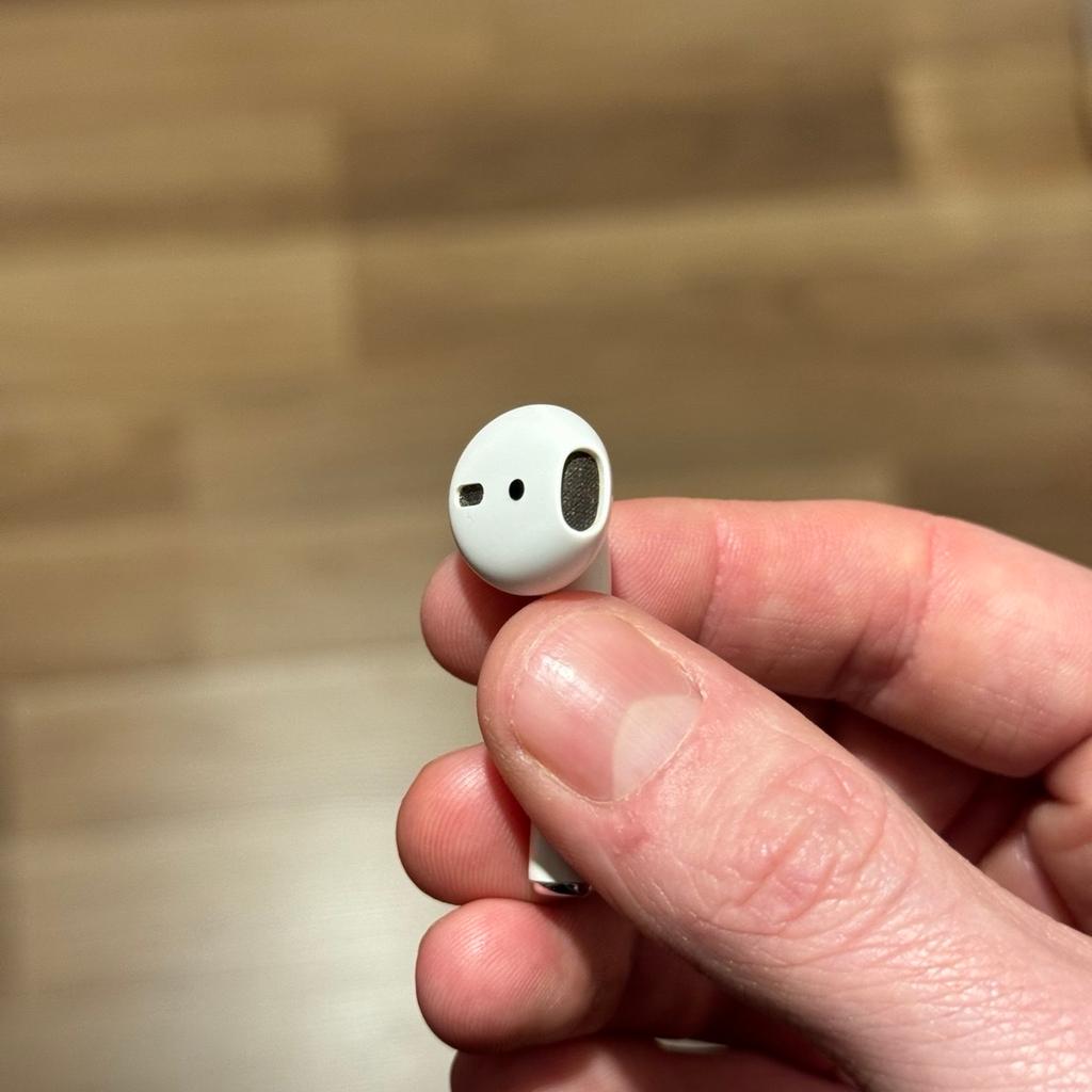 Genuine Apple AirPods from 2019.

Used a fair bit over 2 years but haven’t used them in a long time now. Been cleaned as best as I can as you can see on the pictures.

Function completely normal.

Would have traded them in with Apple but they don’t accept these.