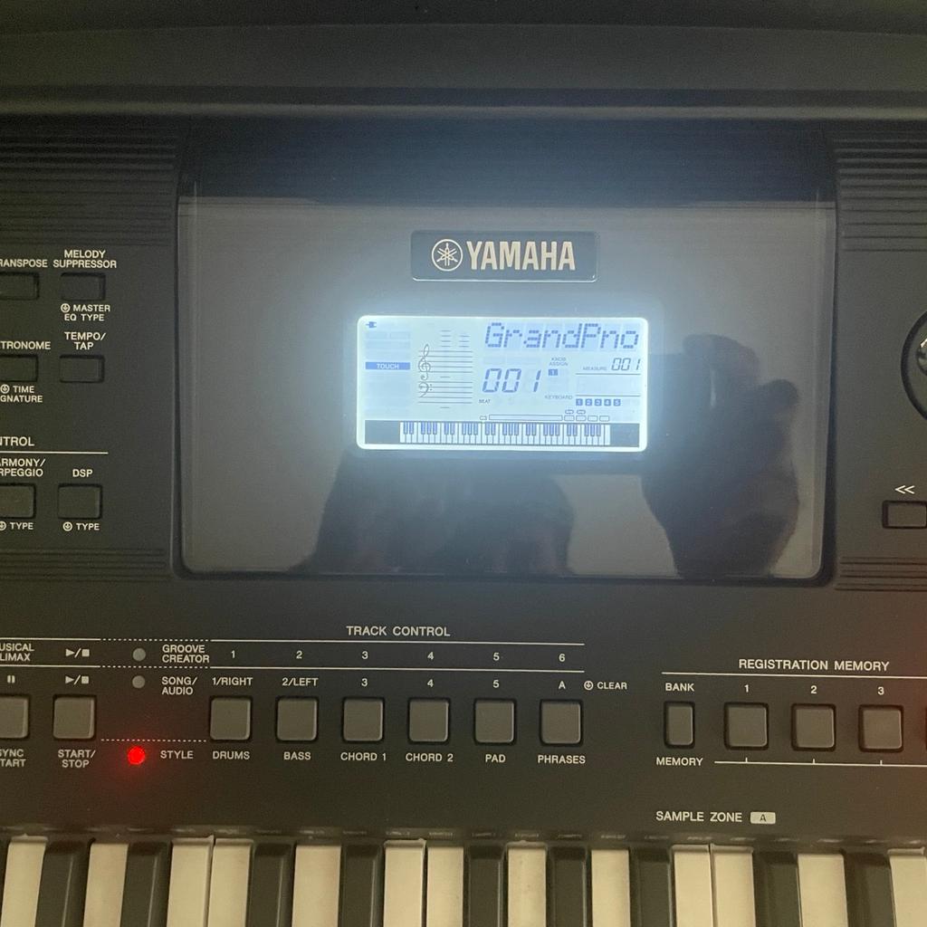 Yamaha PSR E-463 Profi Keyboard
Neuwertig da wenig bespielt.
Wie auf den Fotos abgebildet.
Inkl. Ständer