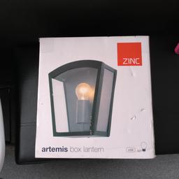 Outdoor Wall Light Artemis Metal Framed Curved Top Lantern. Black Finish
IP44 Lamp Type E27 number of bulb 1 not included. Dimension L: 21cm W: 10cm H: 24cm Hardwird.
