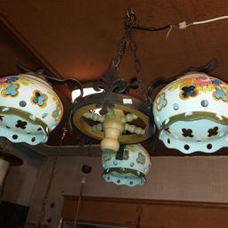 75€ ist FIXPREIS

Abzugeben ist eine drei Armige Kronleuchter Lampe
sie ist aus Schmiedeeisen und Porzellan
Durchmesser ca 60 Zentimeter

Abholung in Bregenz