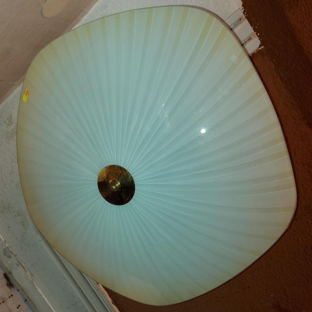 Retro vintage Deckenleuchte Deckenlampe
Abzugeben ist eine sehr schöne Glas Leuchter Lampe
sie ist unbeschädigt und hat einen Durchmesser von ca 60 Zentimeter

Abholung in Bregenz