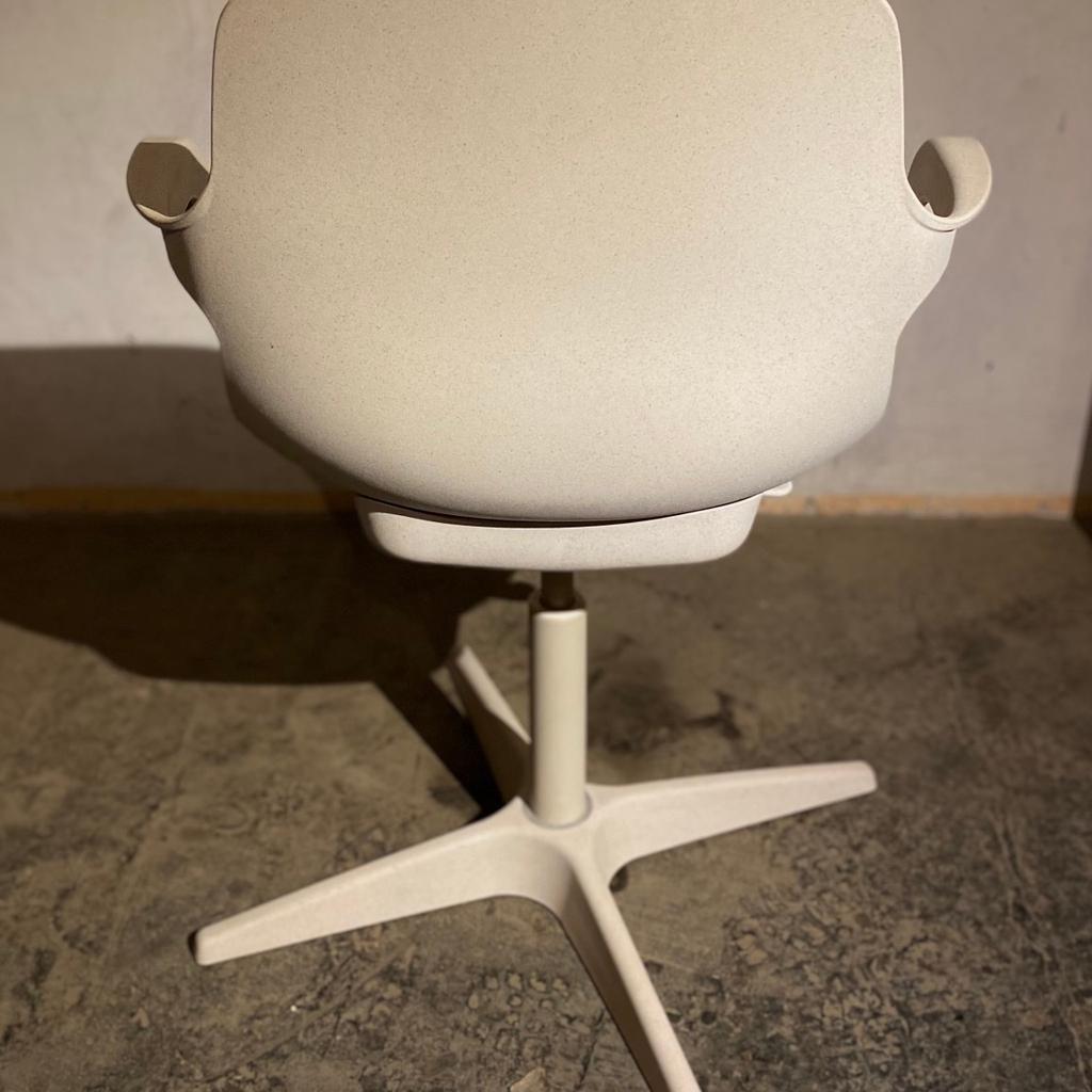 Hallo,

biete hier einen Dreh- bzw. Schreibtischstuhl der Marke „IKEA“, Modell „Odger“ in weiß/beige zum Verkauf an. Wurde selten benutzt, mit minimalen Gebrauchsspuren. Guter bis sehr guter Zustand.

„Einfaches Design mit gutem Komfort. Der schalenförmige Sitz und die geformte Rückenlehne machen den ODGER Drehstuhl so bequem. Dank der verstellbaren Höhe und der Drehfunktion findest du leicht die ideale Sitzposition.“

Maße bitte dem letzten Bild entnehmen.

Biete ebenso noch einen schwarzen Rattanstuhl von IKEA, Modell „Holmsel“ zum Verkauf an. Gerne beide zusammen abzugeben.

Nur Abholung.

*Privatverkauf, daher keine Rückgabe*