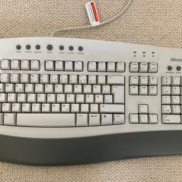 Tastatur Microsoft Internet Keyboard zu verkaufen.
- mit Kabel
- PS/2 Anschluss (siehe Foto, kein USB)
- QWERTZ
- 10 Shortcut-Tasten (Hotkeys)
- abnehmbare Handballenauflage

Nur wenig gebraucht, daher keine Gebrauchsspuren wie zB. Braunfärbungen